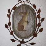 Hase im Blätterkranz